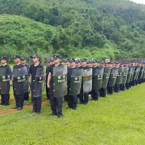 依法使用武器警械专项课目训练——五指山市公安局“全警大轮训”第一期活动纪实2