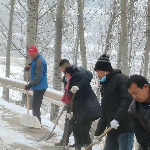 一群可爱的人装点了银装素裹——记东仁村清除道路积雪