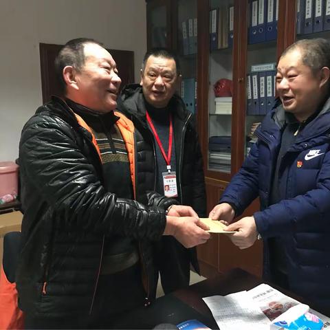 “春节情暖党员心”小夹社区走访慰问困难党员