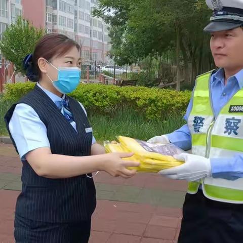 港湾致敬劳动者 慰问一线交警