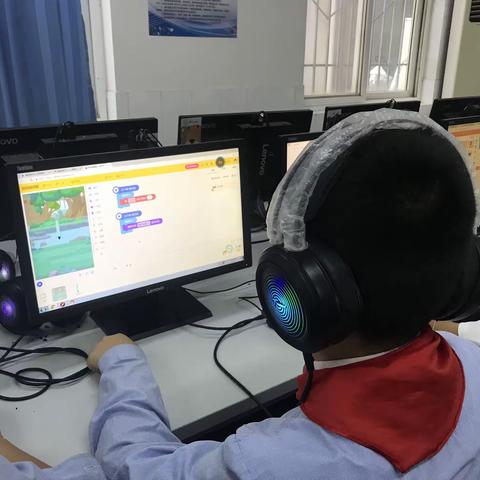 键盘下的“编程家”和“小画家”                       ——莲湖路小学电脑制作社团活动风采