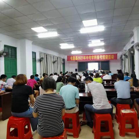 屯昌县红旗中学召开“青年大学习”专题会议