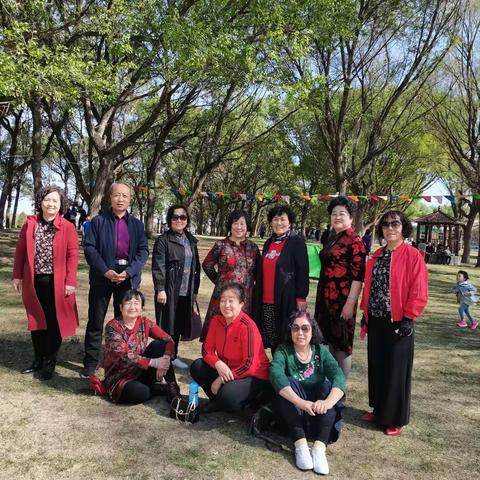 2021年5月1号老姊妹相聚劳动公园，赛汗塔拉城中草原留影。