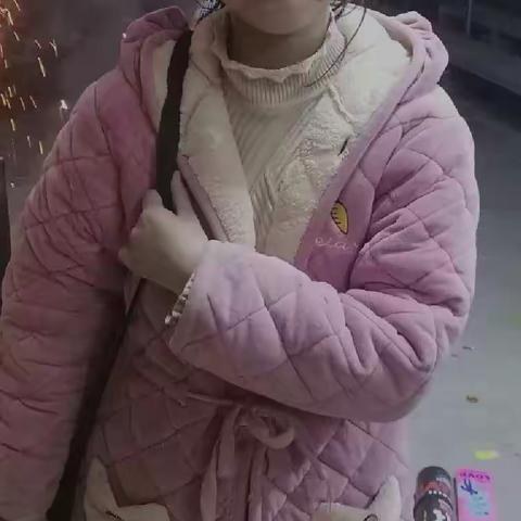 笙歌间错华筵启，喜新春新岁