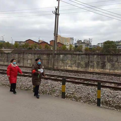 珠山区里村街道陶溪川社区开展铁路护路巡查行动