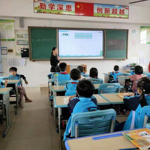 课堂研讨 助力成长                                             －－秀英区东山中心小学助力新教师教研活动