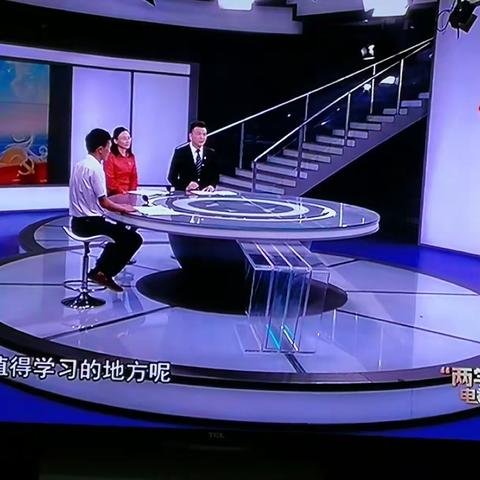 吉阳区环卫所党支部组织党员集中收看“两学一做”电视夜校节目
