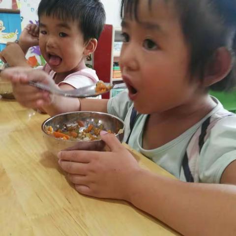 幼儿园生活的第二天，我们是这样的高兴、快乐😊～～～我们的宝宝原来是这样的棒哦！