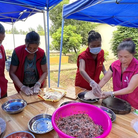 传统美食进社区，多元力量齐共治，“寻味八一·共享美食”——齐齐动手制作越南春卷美食活动