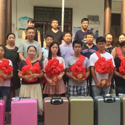 云盖寺镇云镇社区2017年大学生欢送会