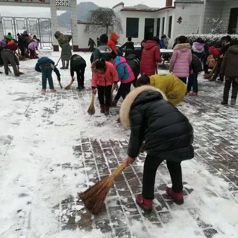 全校上下加油干 师生清雪不怕难——神头小学清雪活动纪实