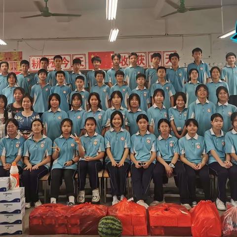 《赞一赞我的班主任》－－鹿寨县初级实验中学2023年第二届班主任节活动“写一写我的班主任”作品（之三）