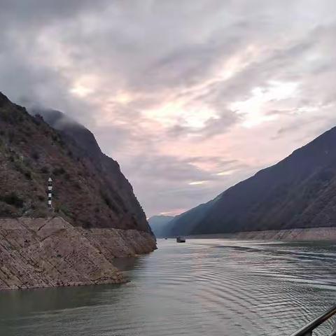 乘“雅典娜”号漫游三峡景区