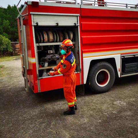 龙虎山消防救援大队为塘桥小学送水解燃眉之急