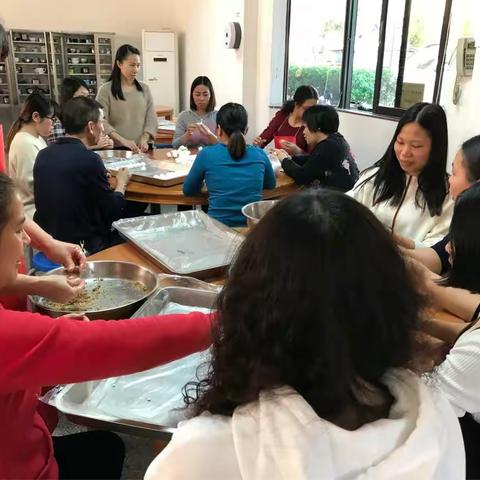 3月2日，萝岗街道总工会组织工会会员在餐厅亲身体验包汤圆、饺子这门传统技艺。