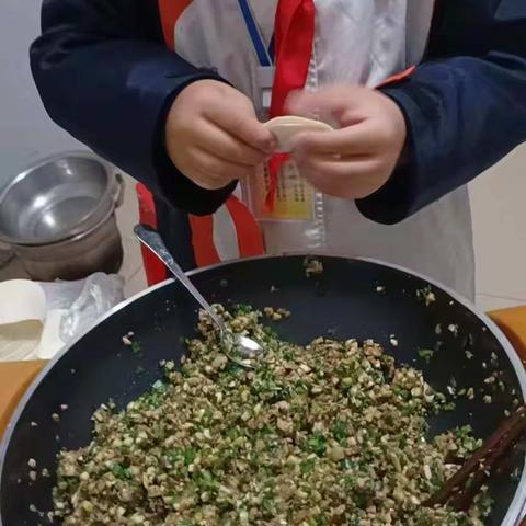 巧手包饺子——广信区第二小学四（1）班劳动实践