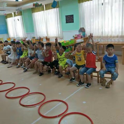 用眼去看孩子的世界，用心去听孩子的世界。走进孩子的世界和他们共同生活，共同游戏，做他们的好朋友❤