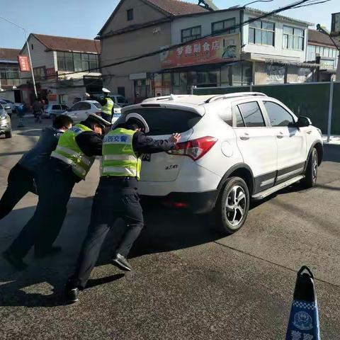 【平安春运 交警同行】路遇车辆电瓶亏损 民警合力帮忙救助