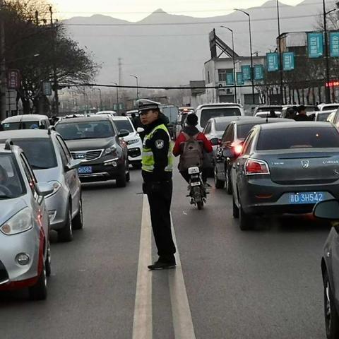 “元旦”假期黎城公安交警一路随行