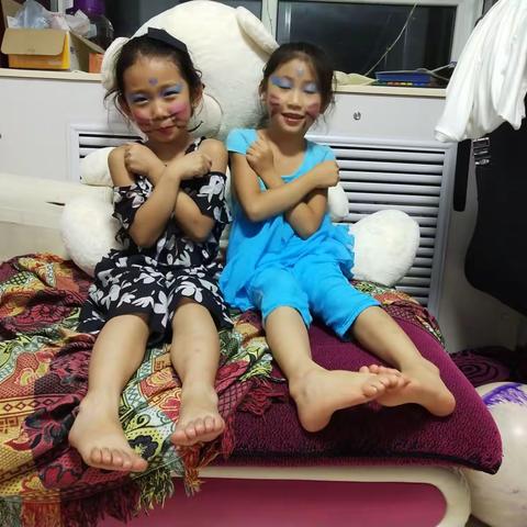 俩个搞怪的小美妞