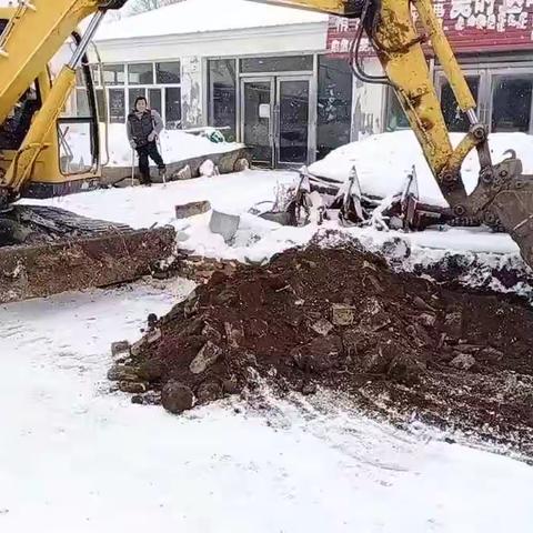 哈拉黑村冒雪整治环境卫生