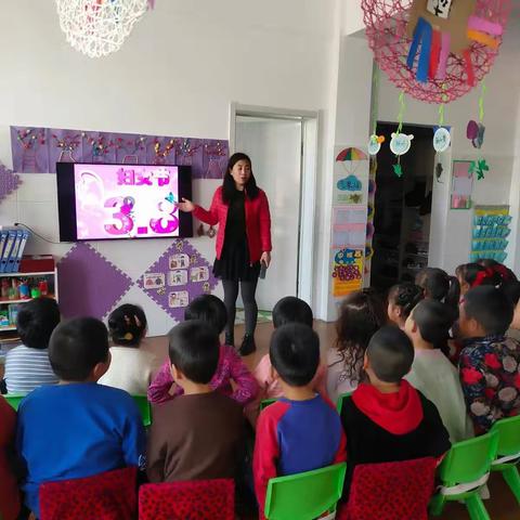 “感恩有你，与爱同行”白音敖包中心幼儿园大一班三八妇女节系列活动