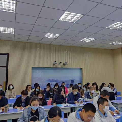 同观摩，共研讨，齐进步——“初中生物和化学学科资源开发校本化课题研讨会”在我校顺利开展