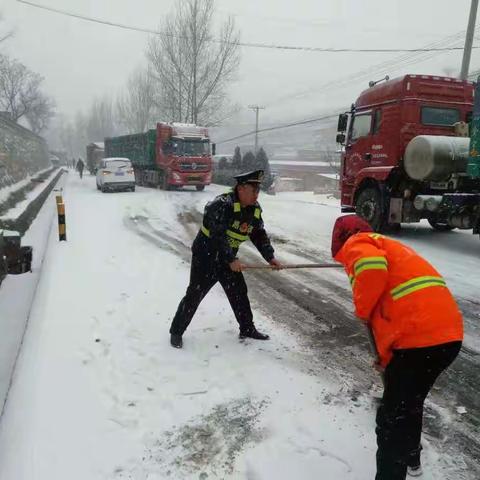 “以雪为令  见雪上路”  公路人在行动