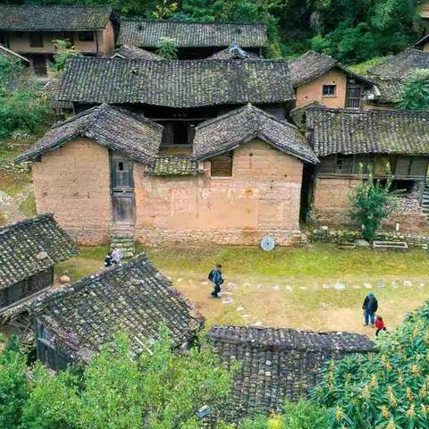 陇南张坝村： 青山绿水间的古民居村落