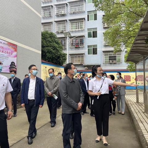 竹编花篮进校园，传统工艺代代传——省关工委主任莅临托口中学视察指导工作
