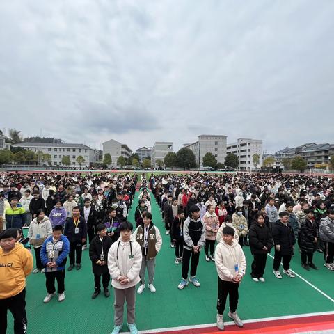 表彰催奋进，蓄势攀高峰——托口中学2022年下期总结表彰会