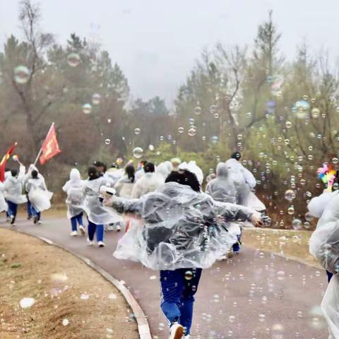 冲顶远望抒壮志  砥砺前行战高考——长春市第一中学冲刺高考徒步登山活动暨主题党、团日活动