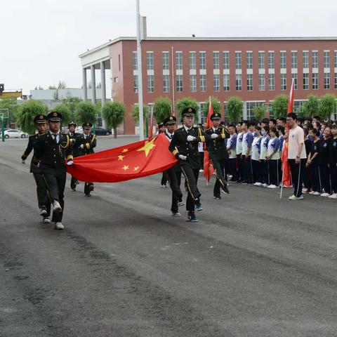 大同市实验中学举行全校升国旗仪式暨2020届高三年级高考出征动员仪式