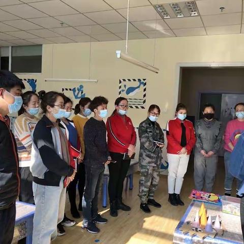 “智”动脑，“慧”动手。                   智慧环创，让环境会说话!玛纳斯镇第二中心幼儿园环创、玩教具观摩活动