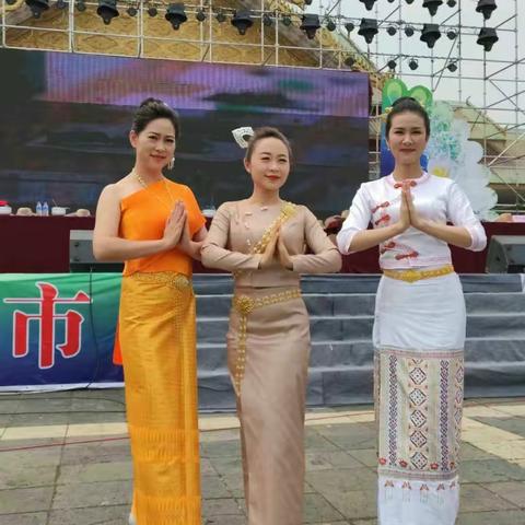 四月踏青美丽德宏，湿身大美瑞丽花海。