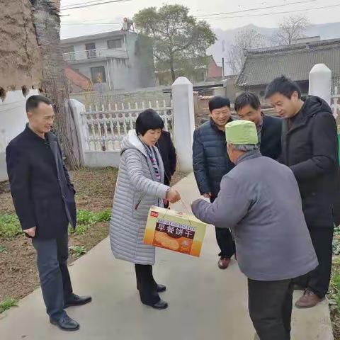 鄠邑区区委常委、副区长王值同志到甘峪口村慰问驻村工作队和贫困户