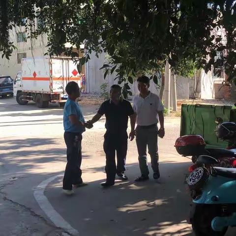 美兰区政法委常务副书记张振儒慰问看望灵山镇维稳困难户