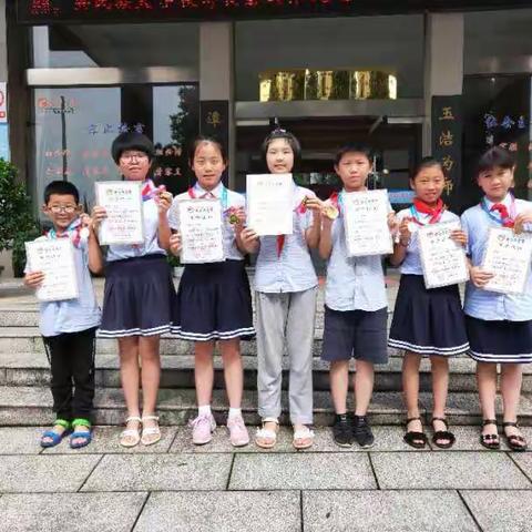 校园书画展风彩，笔底生花别样红