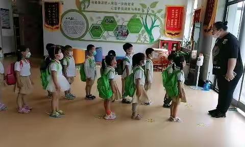 红谷礼仪幼儿园“萌娃爱国月，学做解放军”第一篇章