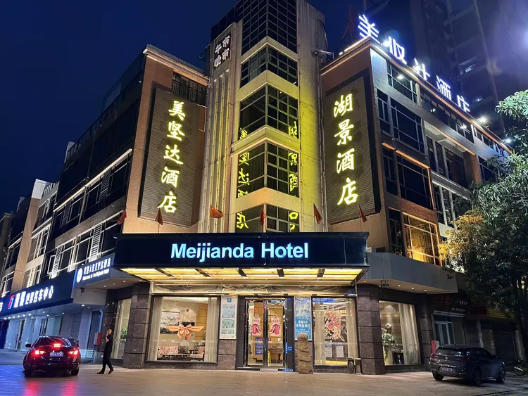 早上六点头班车总共二十来人到达鼎湖东站按照图标前往肇庆东高铁站在