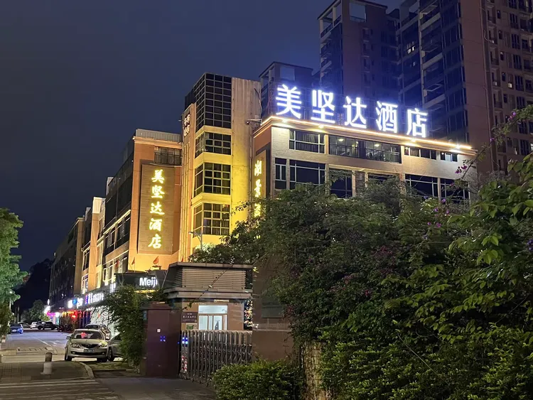 早上六点头班车总共二十来人到达鼎湖东站按照图标前往肇庆东高铁站在