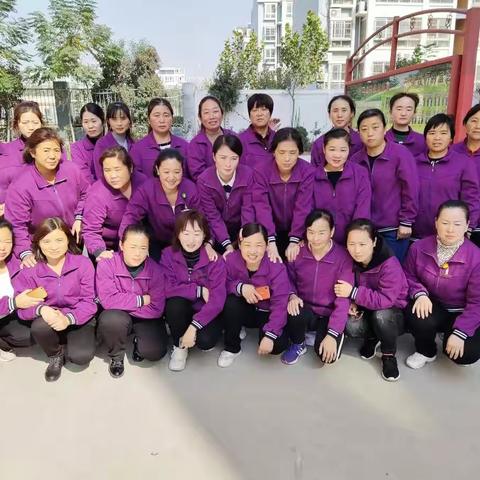 巨野清华园有这样一群人！她们虽不是教师，但却担任着教师的角色！不是妈妈胜似妈妈！这就是我们的生活老师们！