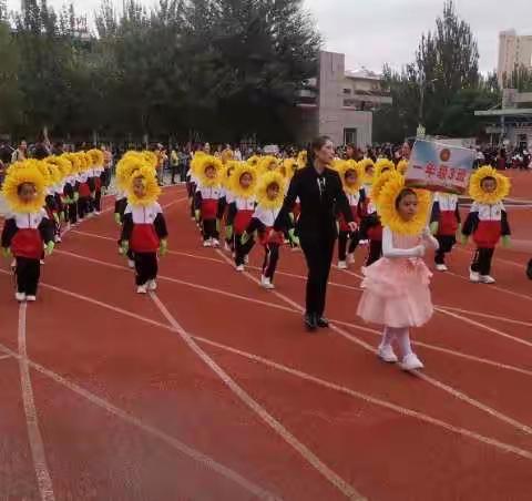 乘风破浪会有时，直挂云帆济沧海                              --包36中一三班秋季运动会风采