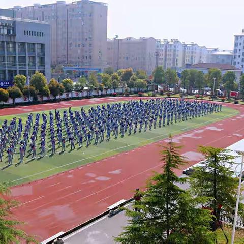 风雨同舟，双剑合璧，打造家校绿色教育——万年县学生家长代表现场观摩四小交流现场会