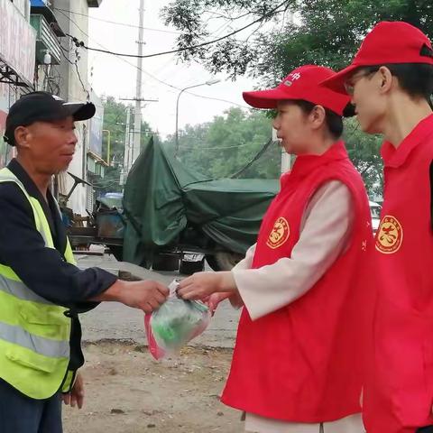 传承文明 传递“粽情”   汤阴一中志愿者端午节为环卫工人送去关爱和温暖