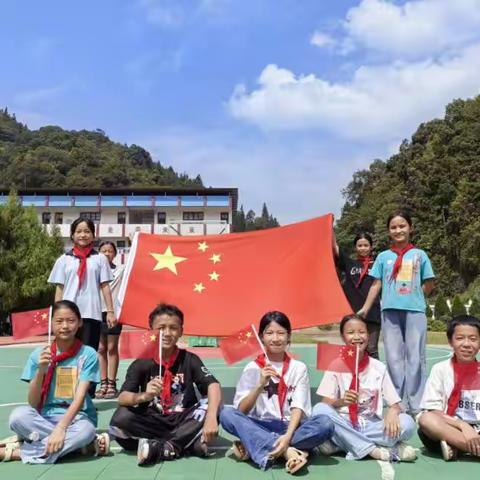 谷坪乡中心小学“我和国旗合个影”活动