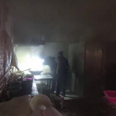 巡逻防控大队特巡中队通力合作扑灭火情