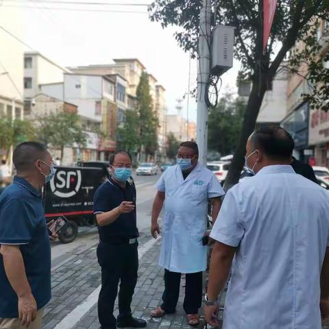 张书记和卫健委張延波副主任一行到罗山三院便民核酸采样点检查指导工作