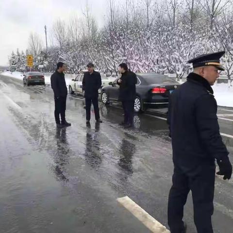 高新区牛恺副主任检查东大街道扫雪除冰工作