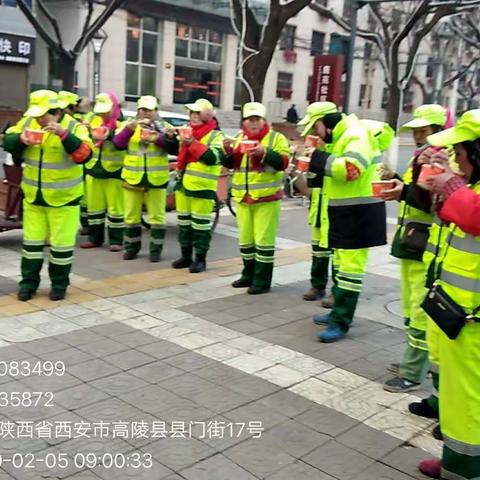 铁腕治霾-高陵区城市管理局大年初一清扫保洁，机扫降尘工作有序开展。